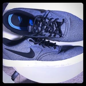 Nike sneakers gray with black check mark